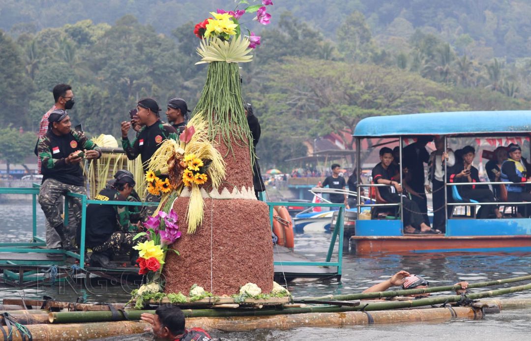 Larung Sesaji dan Risalah Doa di Telaga Ngebel, Kang Bupati Ajak Hijrah Menjadi Lebih Baik