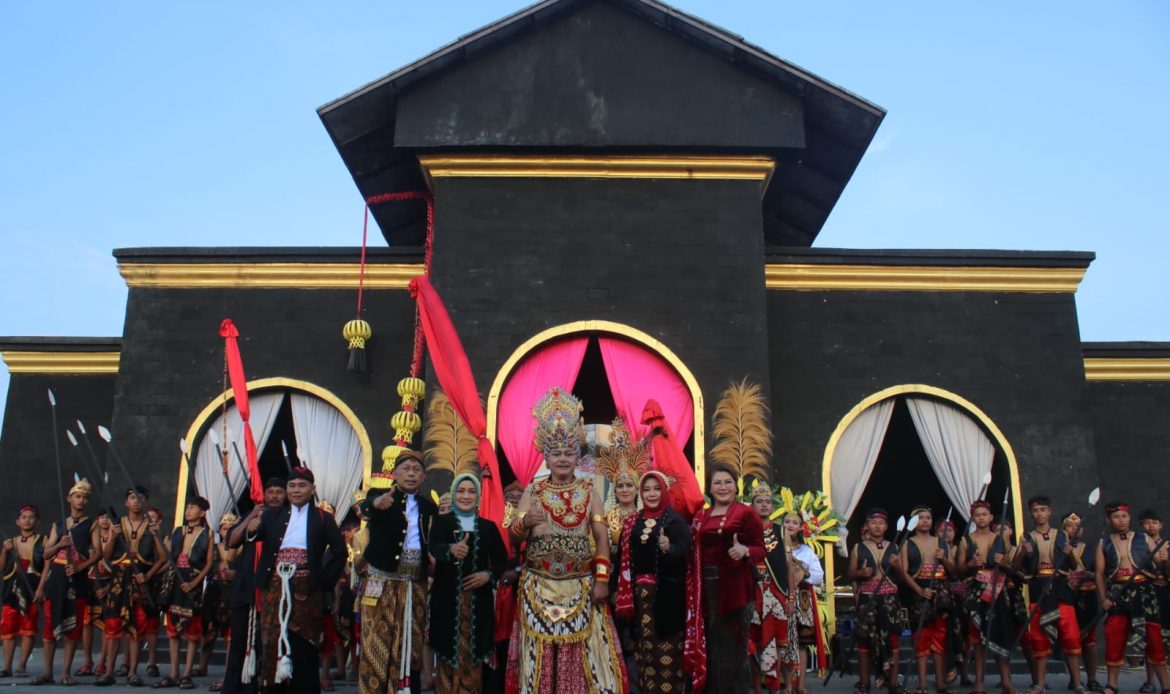 Wong Kulon Kali Pungkasi Grebeg Suro di Monumen Batarangin