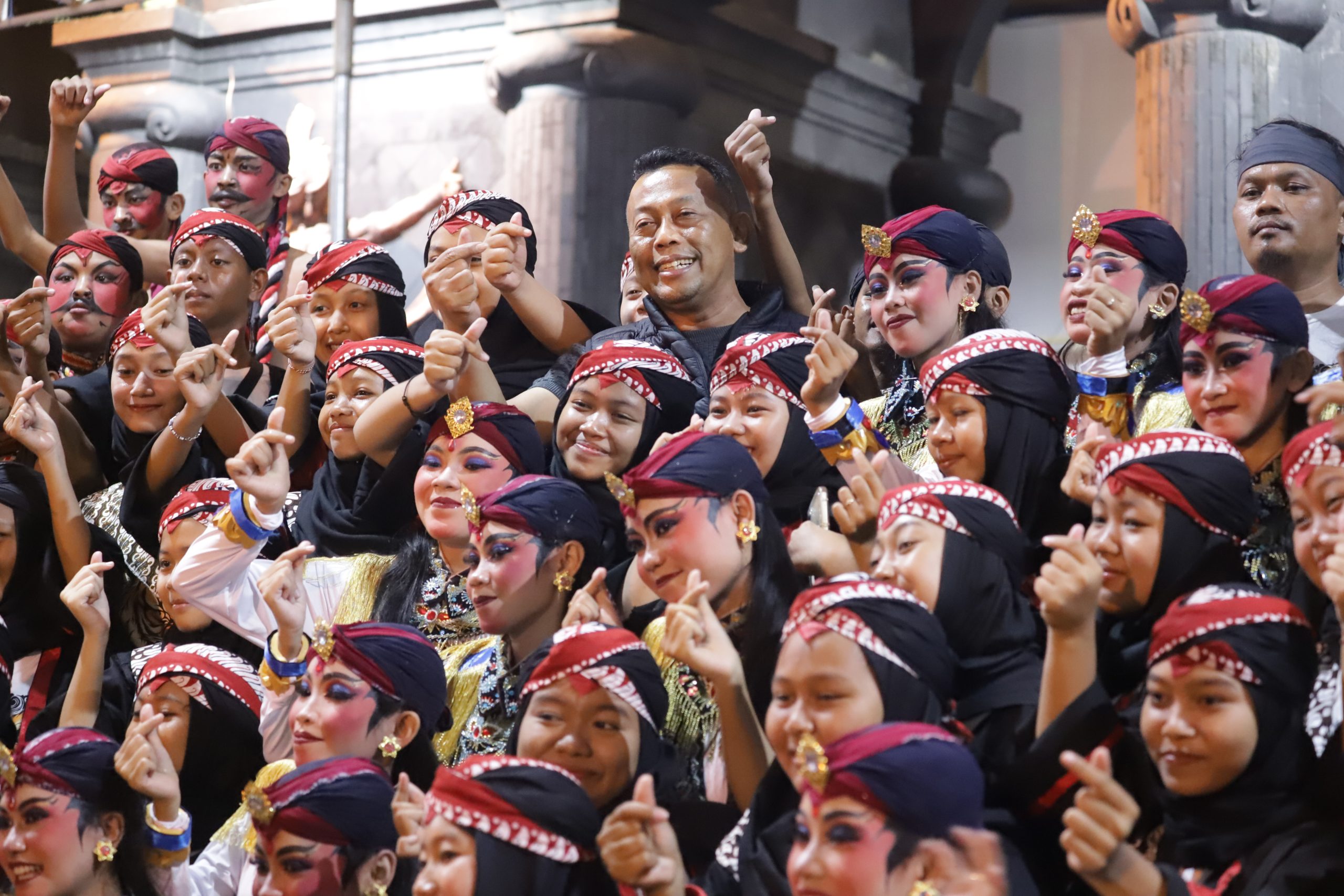 Bupati Sugiri Sapa Peserta FRR di Belakang Panggung, Bukti Regenerasi Seniman Reog Tak Terputus