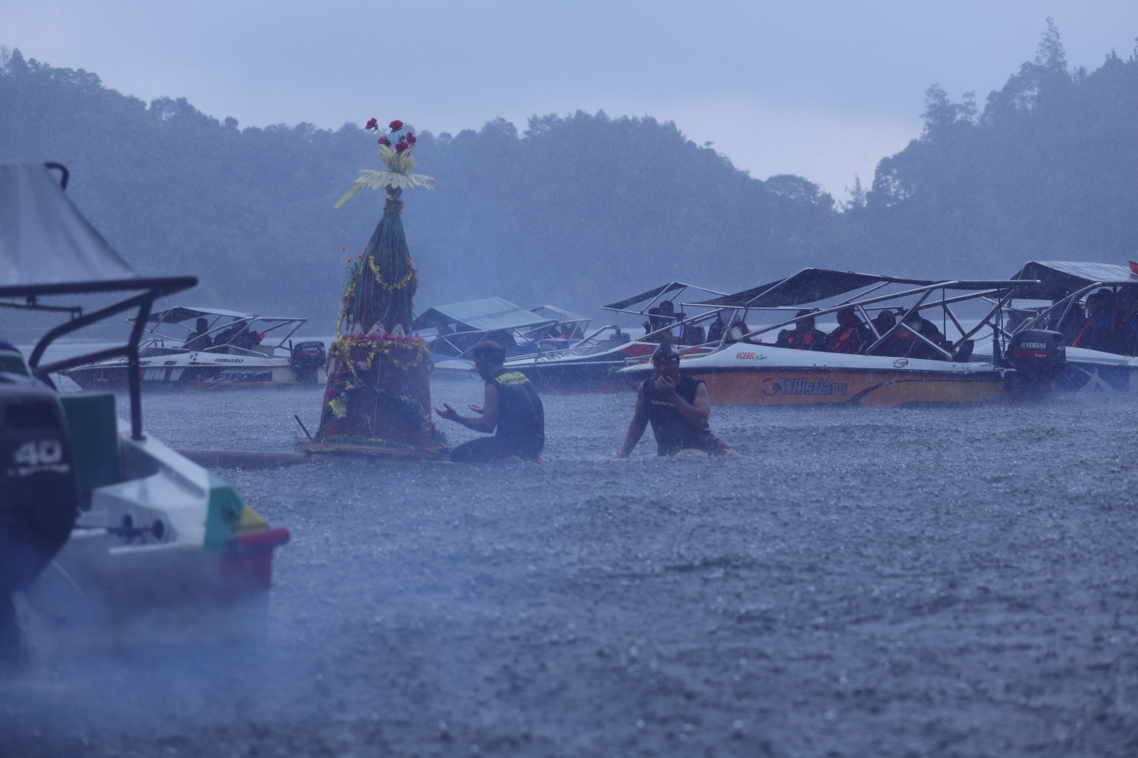 Larung Tumpeng Besar ke Tengah Telaga Ngebel, Simbol Doa dan Rasa Syukur