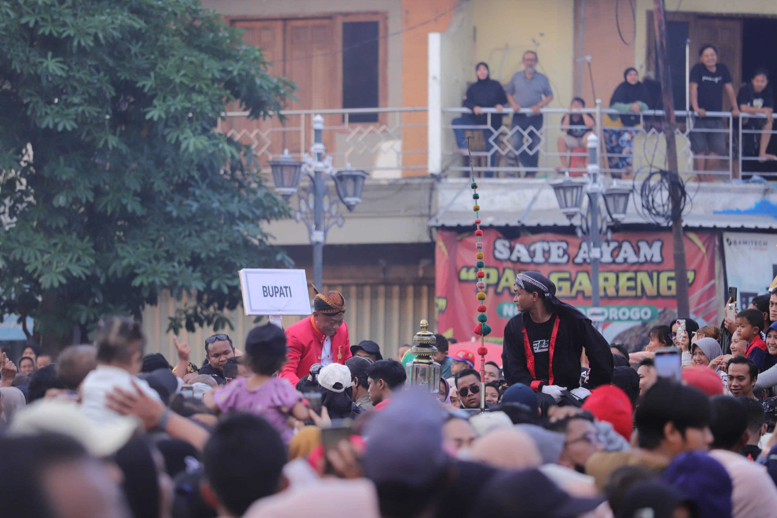 Lautan Manusia Saksikan Kirab Pusaka Grebeg Suro, Antusias Sapa Pejabat yang Lewat