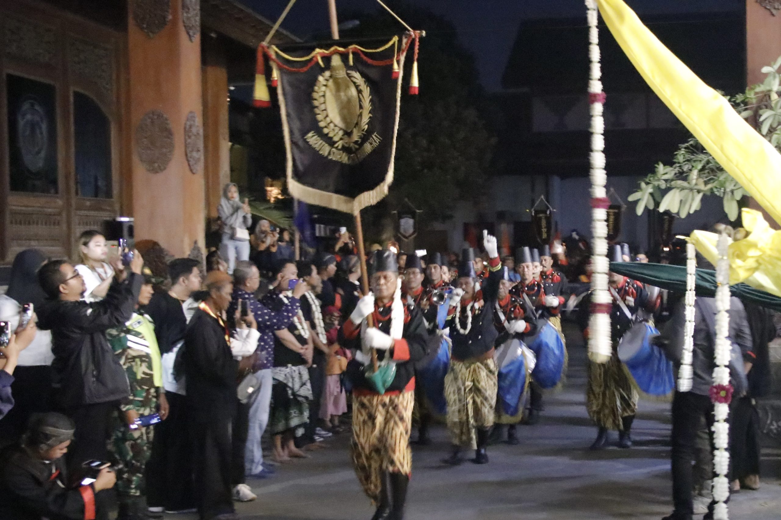 Pendatang Baru Bromo Geni dan Ki Pamong Angon Geni Ikut Kirab Dampingi Tiga Pusaka Ponorogo