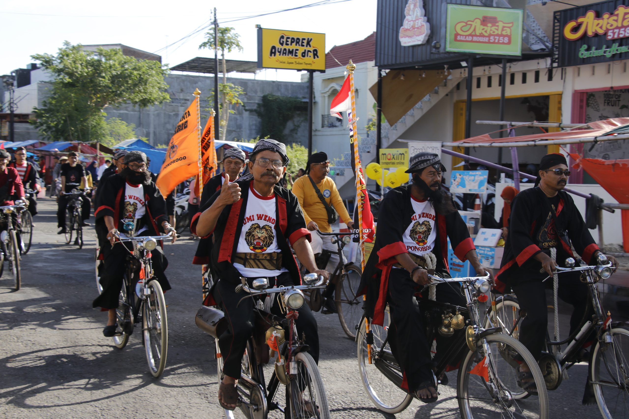 Penggemar Sepeda Tua Berparade di Ponorogo Ramaikan Grebeg Suro