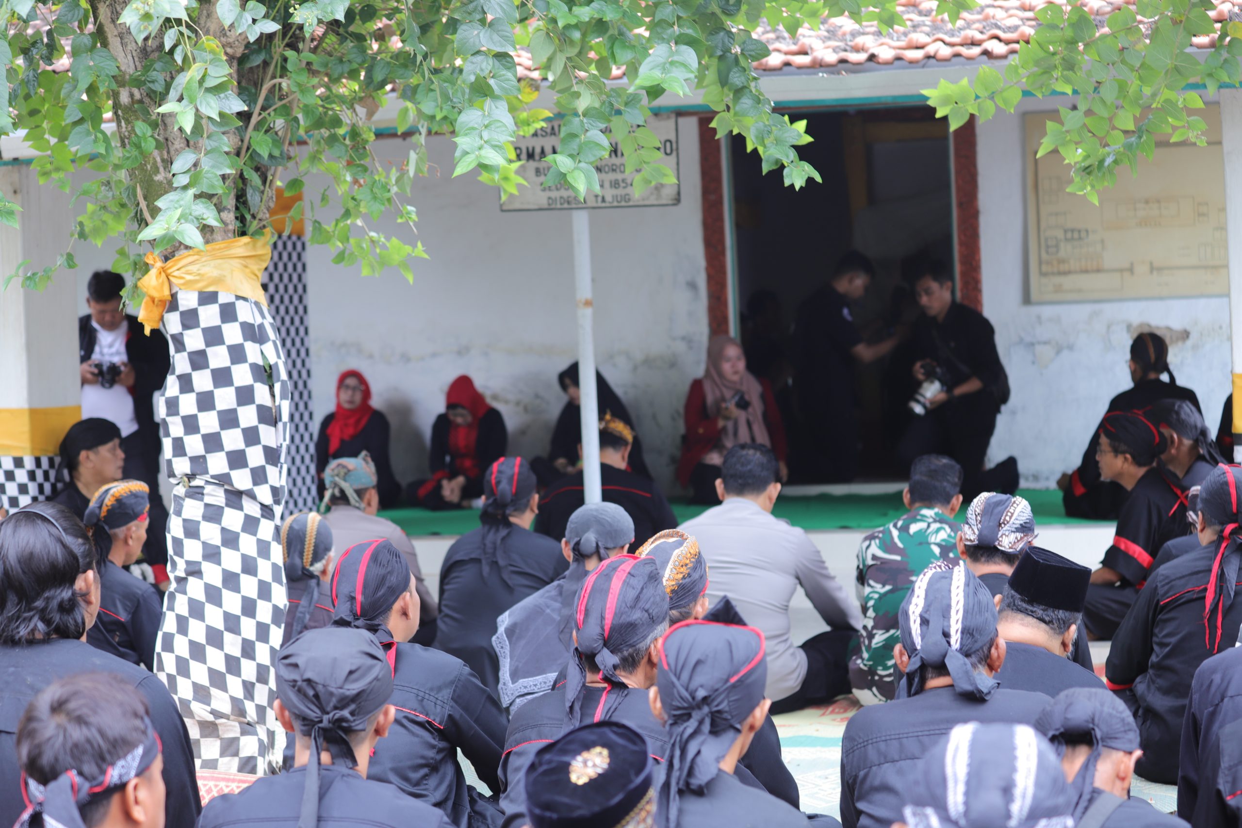 Safari Ziarah Makam Leluhur Awali Bedhol Pusaka Pra-Kirab Grebeg Suro