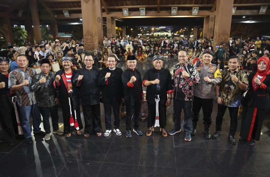 Ribuan Diaspora Ponorogo ‘’Duduki’’ Pendopo, Sesmenko Susiwijono Back Up Bupati Sugiri