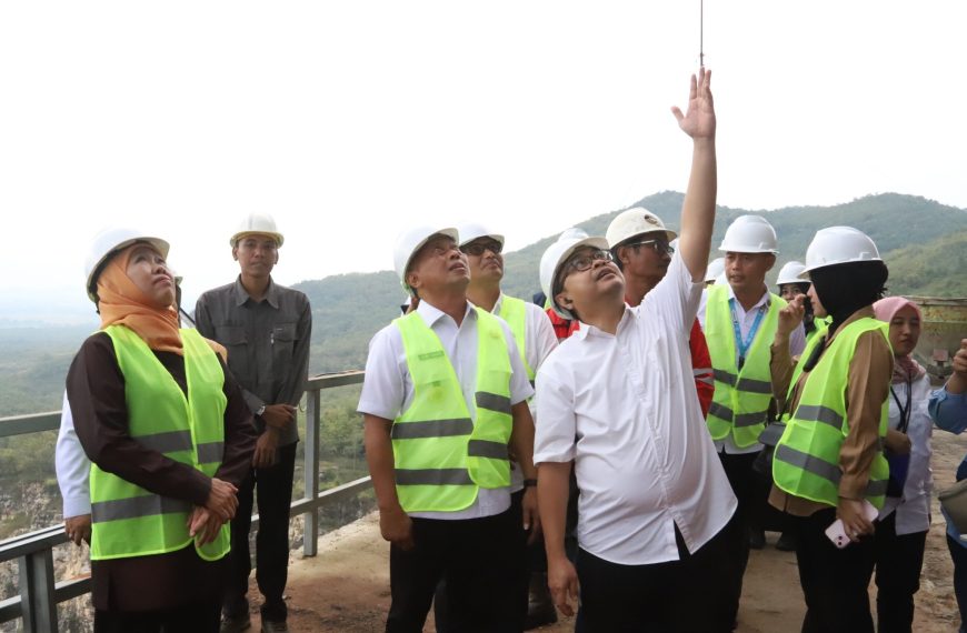 Naiki Puncak Ketinggian Monumen Reog, Khofifah Sebut Ponorogo Jadi Referensi Peradaban Indonesia