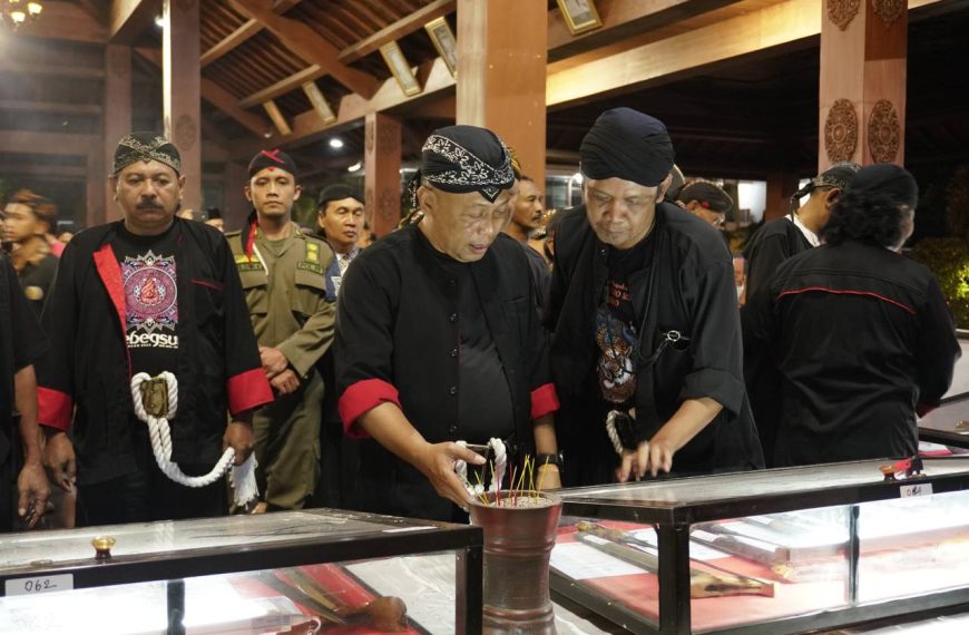 Bupati Sugiri Ajak Anak Muda Dalami Ilmu Metalurgi dari Pagelaran Pusaka Grebeg Suro 2025