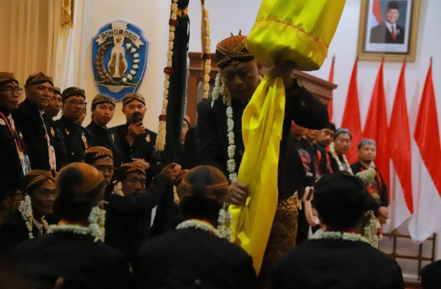 Doa Bupati Sugiri Diiringi Kidung Karya Sunan Kalijaga dalam Bedhol Pusaka Grebeg Suro