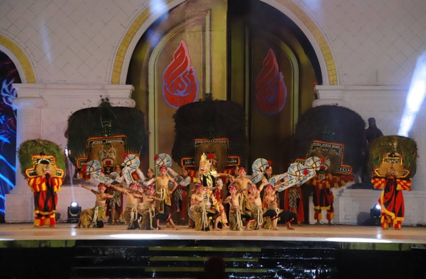 Kontingen Santri Madrasah Tsanawiyah Menjadi Pembuka Festival Reog Remaja XXI