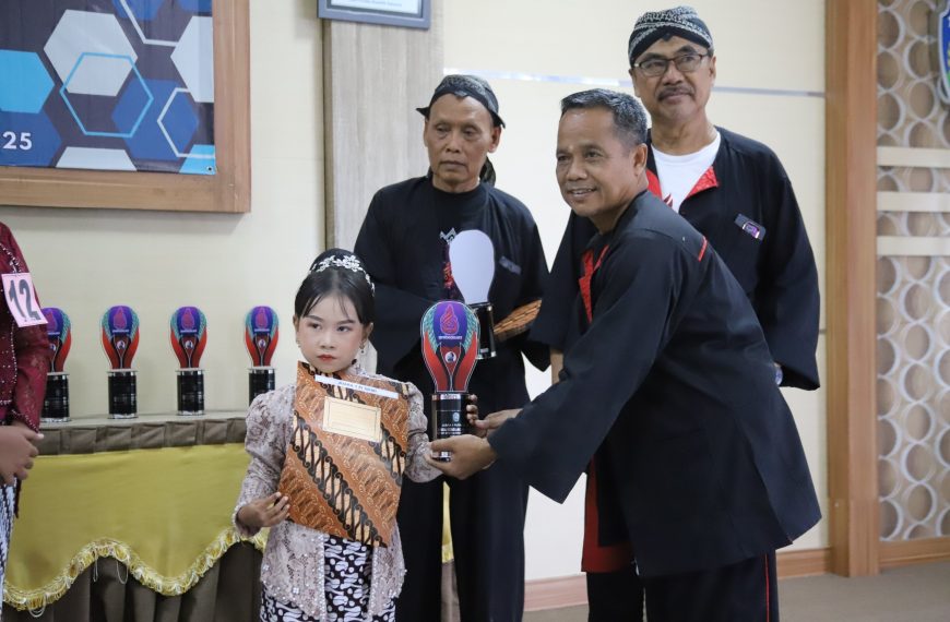 Peserta Termuda Sabet Juara Lomba Macapat Grebeg Suro