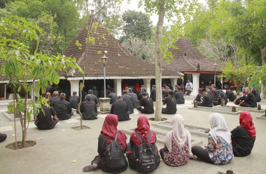 Punya 10 Pelataran, Seluas 4 Hektare, Ada Makam Batoro Katong, Patih Seloaji, Ki Ageng Mirah