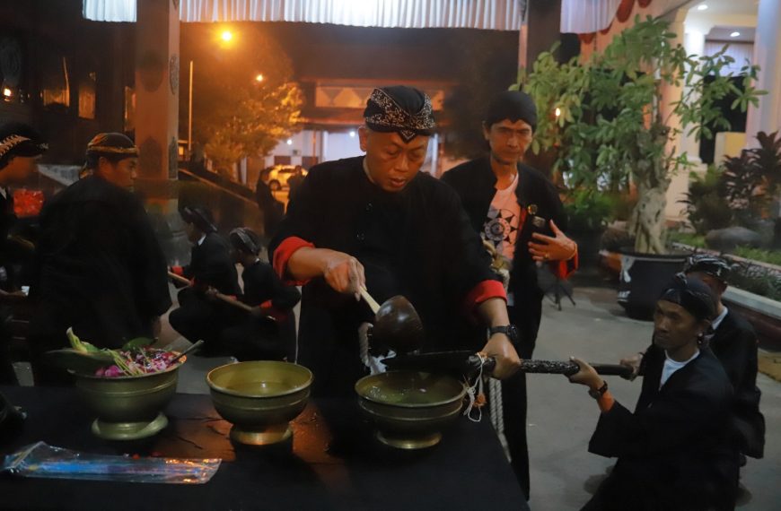 Pusaka Ponorogo Dijamas Dua Kali Setelah Dikirab, Bupati Sugiri Punya Makna Khusus