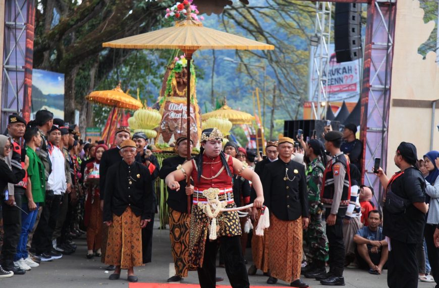 Tetap Memikat, Larungan Telaga Ngebel 2025 Tonjolkan Unsur Berbagi dengan Alam