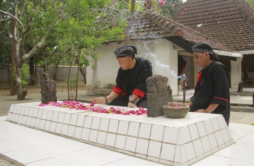 Ziarah Makam Hormati Jasa Besar Adipati Batoro Katong hingga Pahlawan Tak Dikenal
