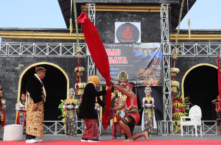 Gubernur Khofifah Ikut Kirab Grebeg Tutup Suro Bantarangin, Tegaskan Ponorogo Teladan Merawat Budaya