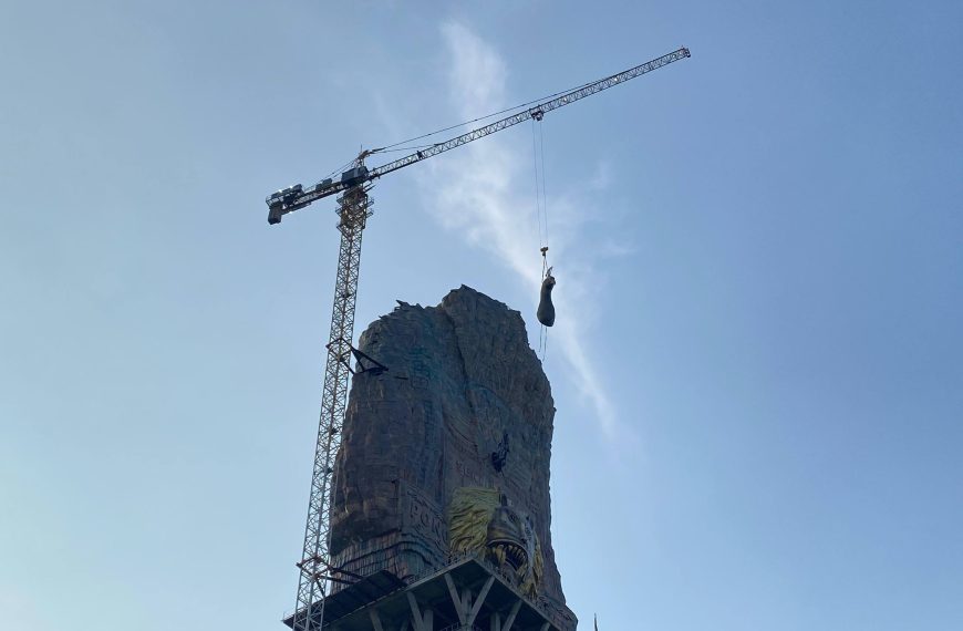 Fadli Zon Jadi Saksi Pasang Panel Kepala Merak Seberat 3 Ton di Monumen Reog Ponorogo
