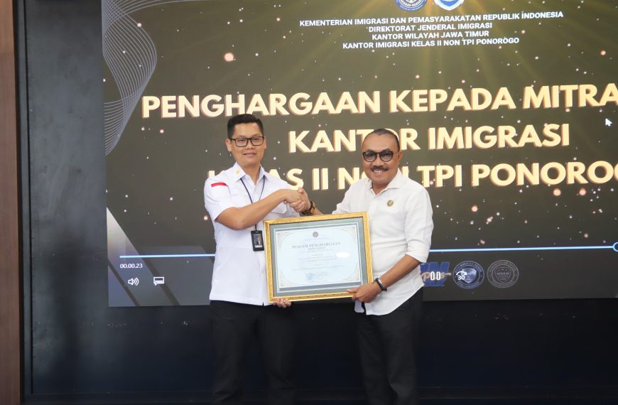 Diskominfo dan Statistik Ponorogo Raih Penghargaan Mitra Terbaik Imigrasi