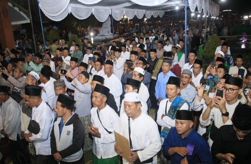 Bunda Lisdyarita Terharu Ribuan Jemaah Dzikrul Ghofilin Istikamah Doakan Ponorogo