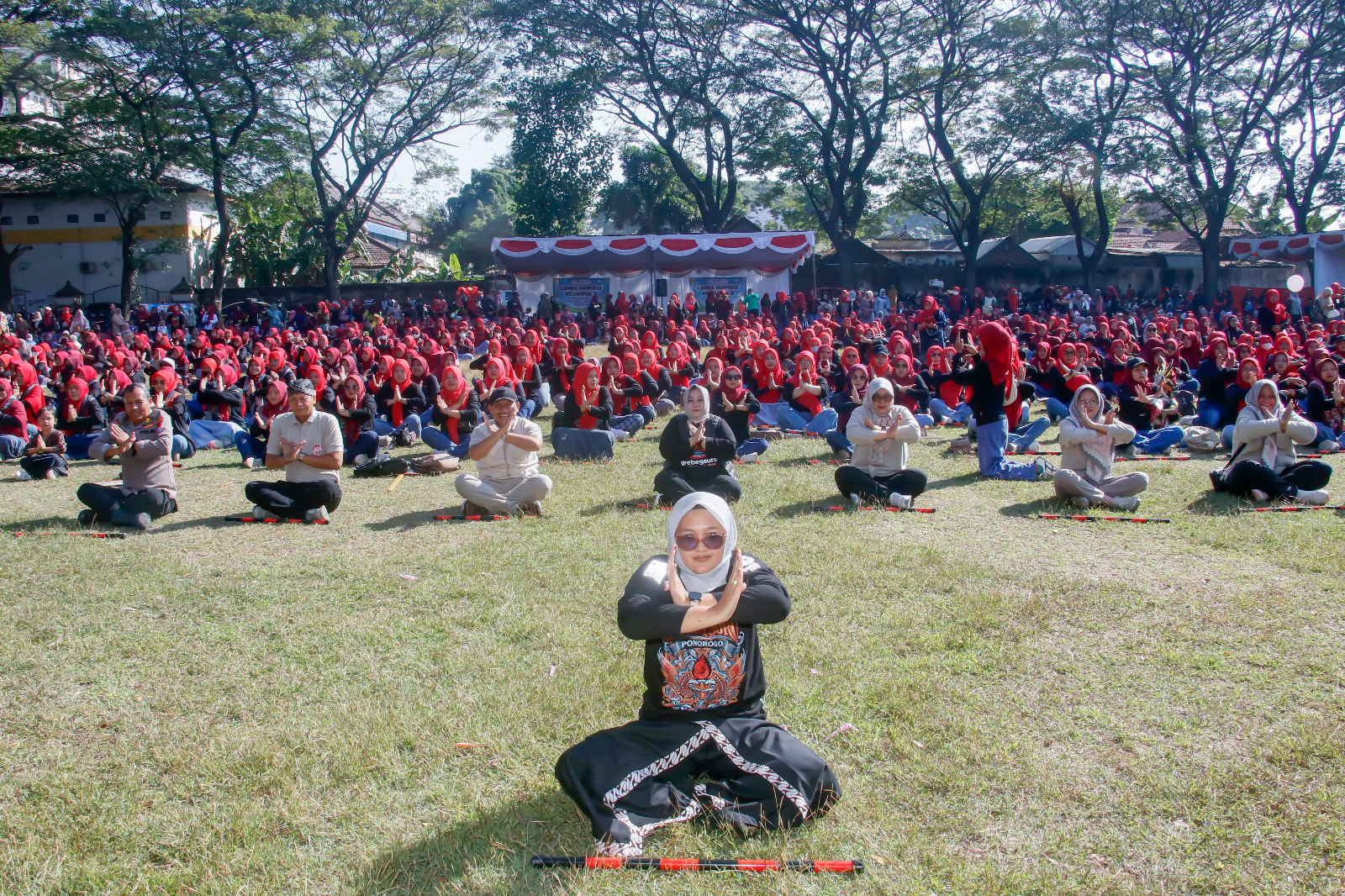 Gerak Energik Anak-Anak PAUD, Paksa Bunda Lisdyarita Ikut Menari Gegojegan Putu Warok