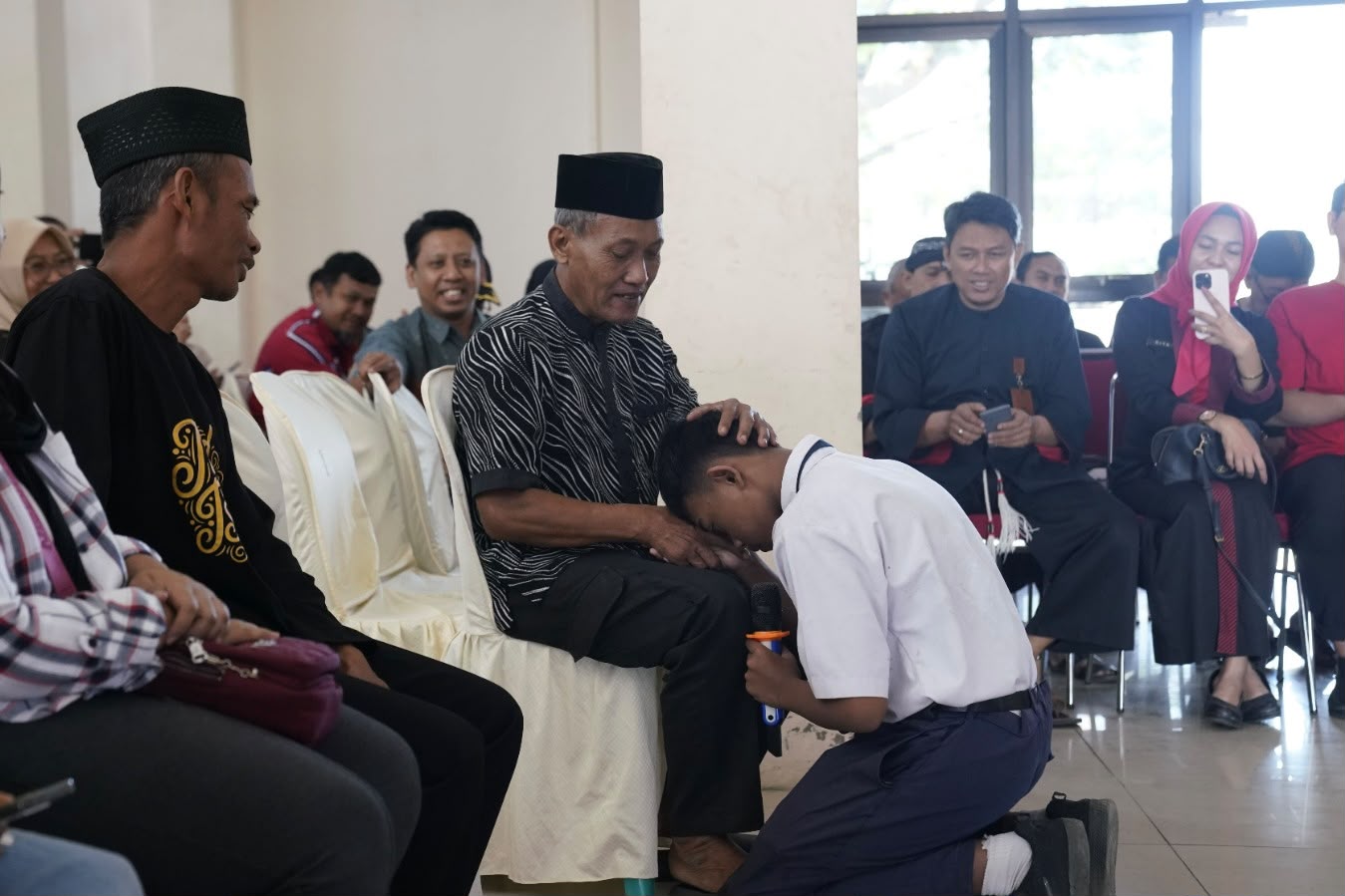 Air Mata Lisdyarita Tumpah Saat Serahkan SK 76 Murid Baru Sekolah Rakyat Ponorogo